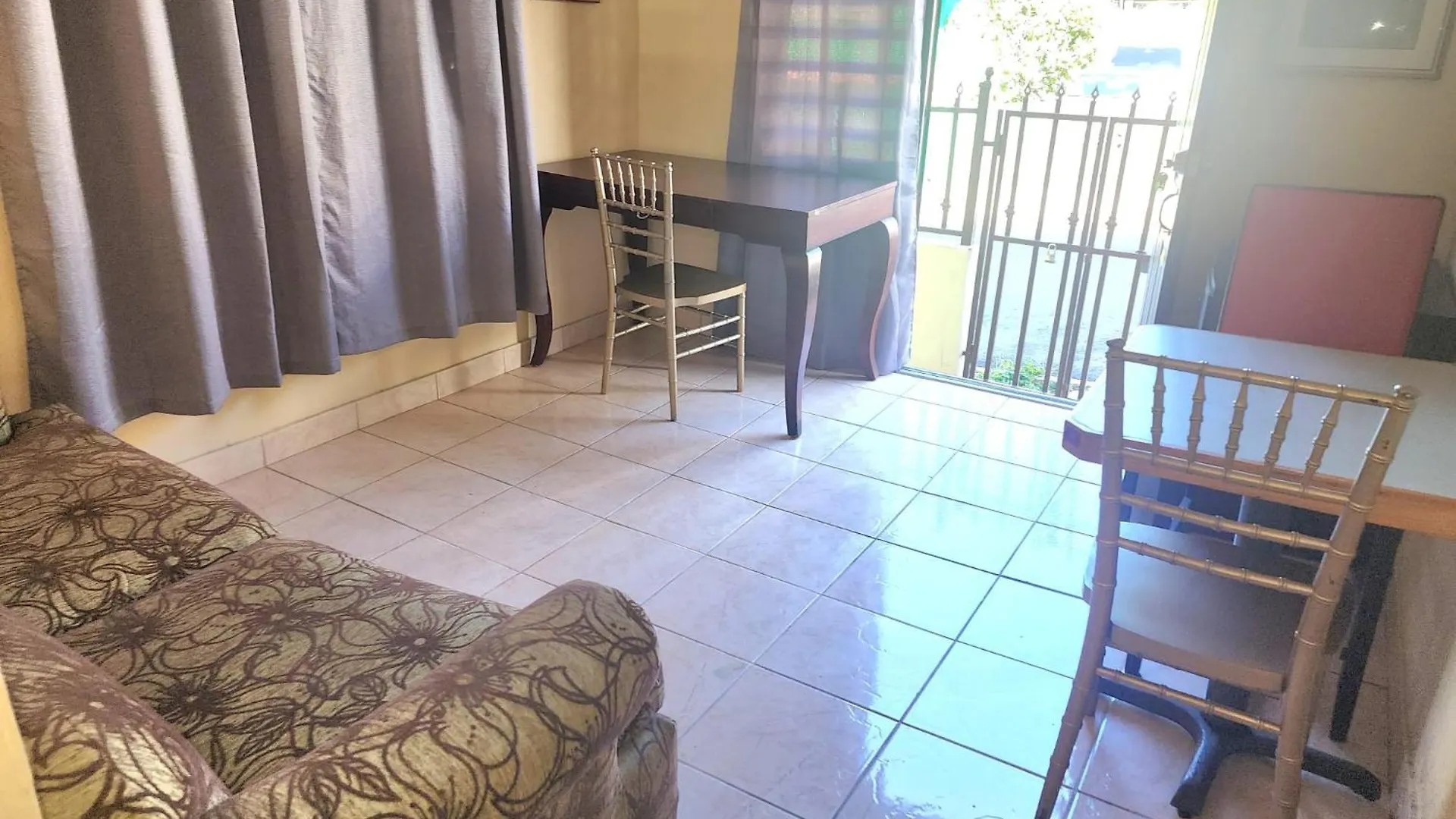 Del Valle Central Casa Near Trendy Calle Loiza- One Bedroom With Queen San Juan Apartmán